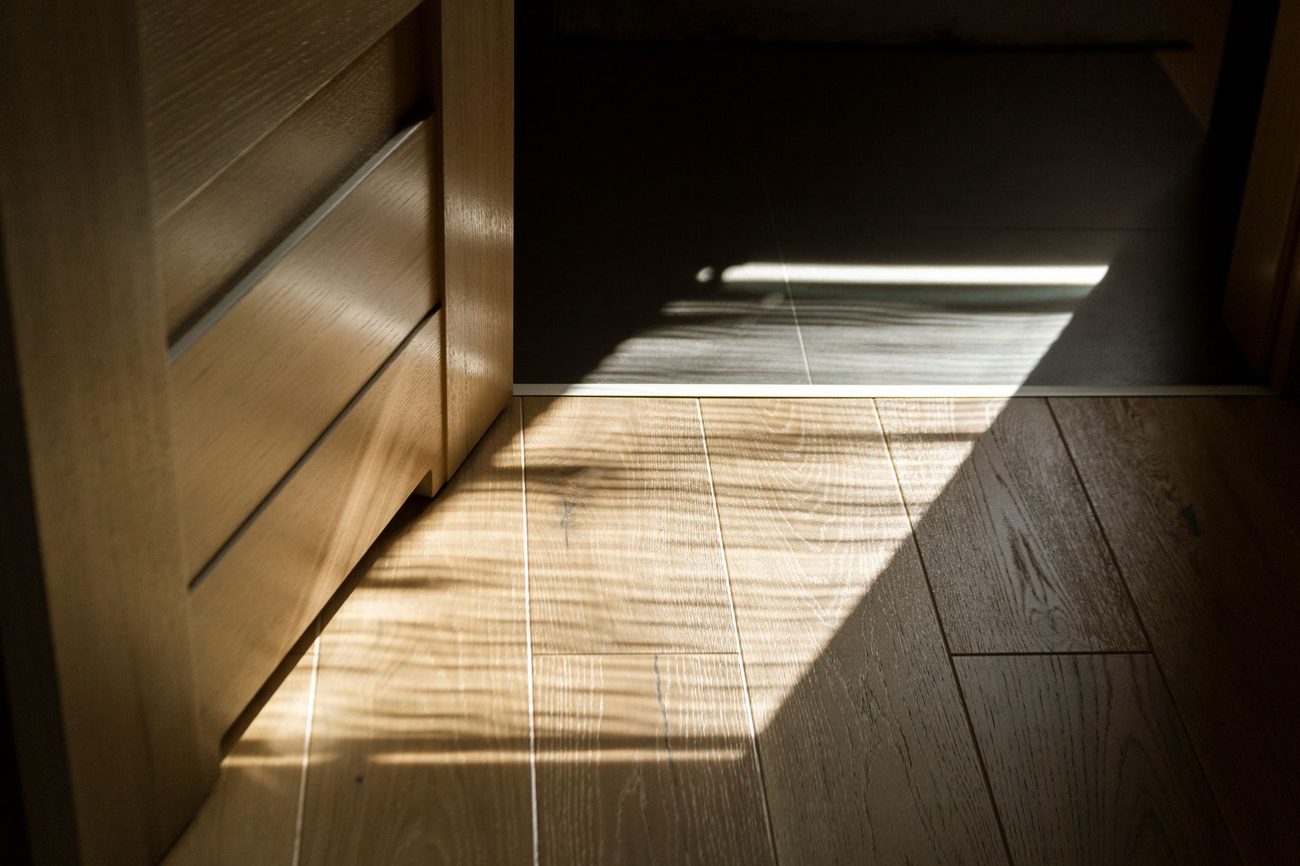 Restoring the hall parquet we found under the carpet